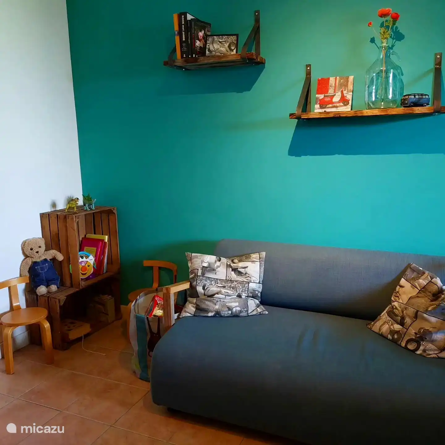 Sitzecke mit Spielzeug in der Wohnung