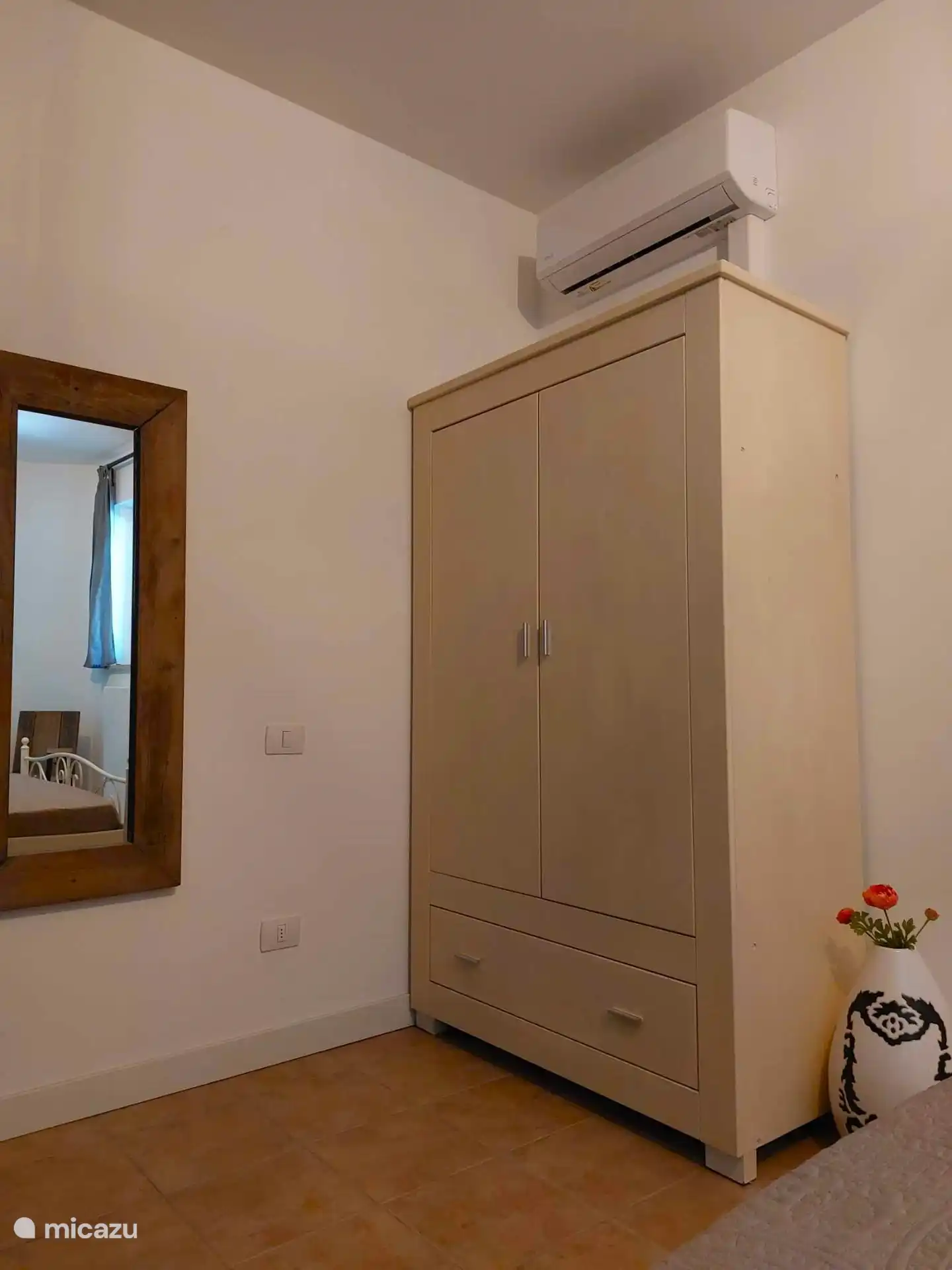 Hauptschlafzimmer mit Stauraum und Klimaanlage