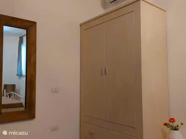 A Casa Cingoli Noce | Italie, Marche, Cingoli - appartement Chambre principale avec rangements et climatisation