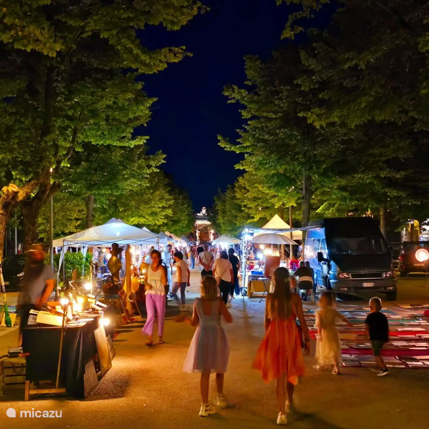 Der Antiquitätenmarkt von Cingoli, in den Sommermonaten jeden Dienstagabend auf dem kleinen Platz