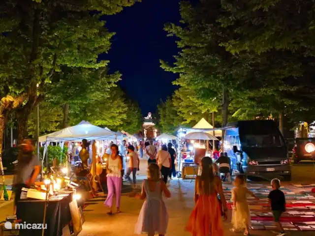 A Casa Cingoli Noce | Italie, Marche, Cingoli - appartement Le marché d’antiquités Cingoli, pendant les mois d’été, tous les mardis soirs sur la petite place