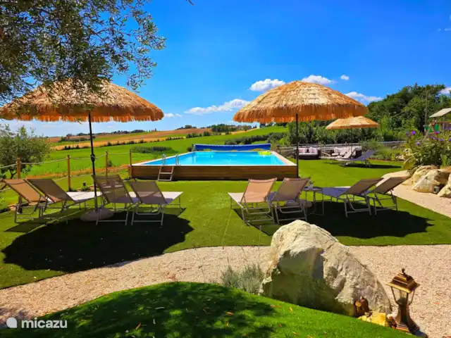 A Casa Cingoli Noce | Italie, Marche, Cingoli - appartement Piscine spacieuse avec de nombreux transats, chaises longues et parasols
