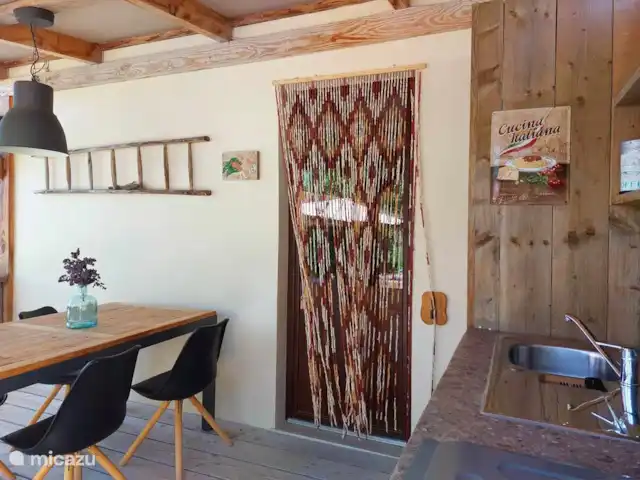 A Casa Cingoli Noce | Italie, Marche, Cingoli - appartement Cuisine extérieure avec table à manger sous la véranda