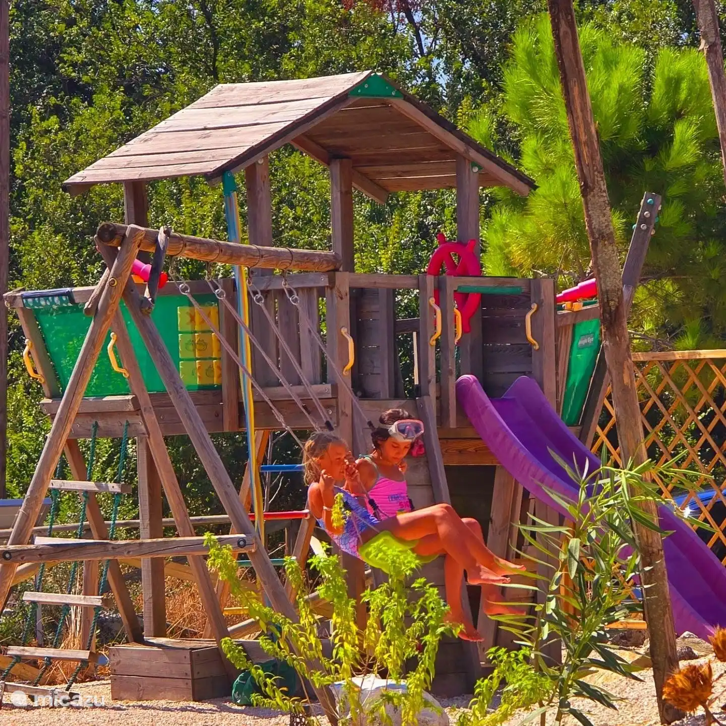 Trocknen Sie sich zwischen dem Schwimmen auf der Schaukel ab 