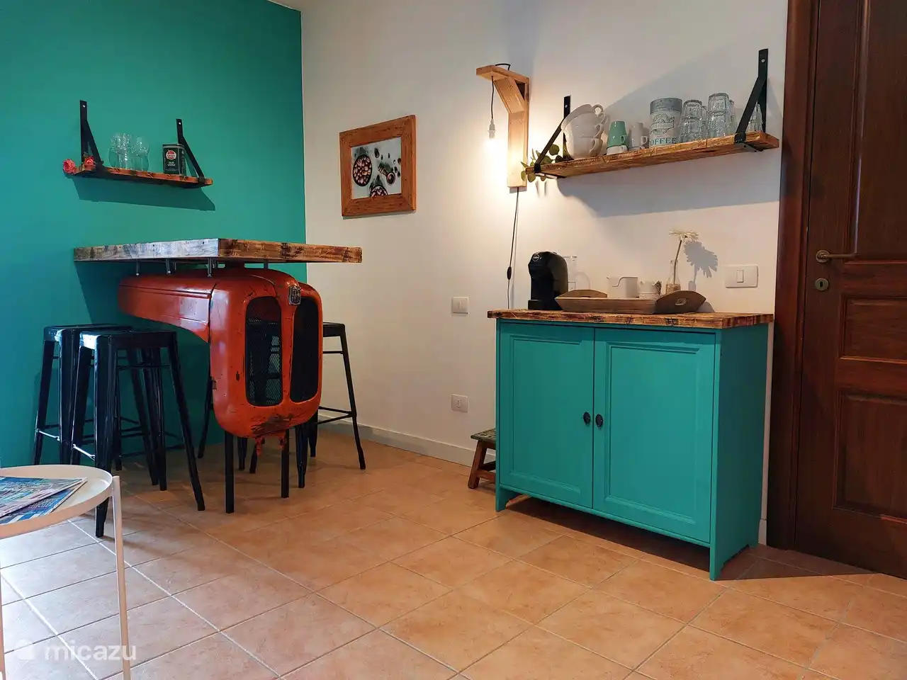 Wohnzimmer mit Kaffeeecke und Stehtisch