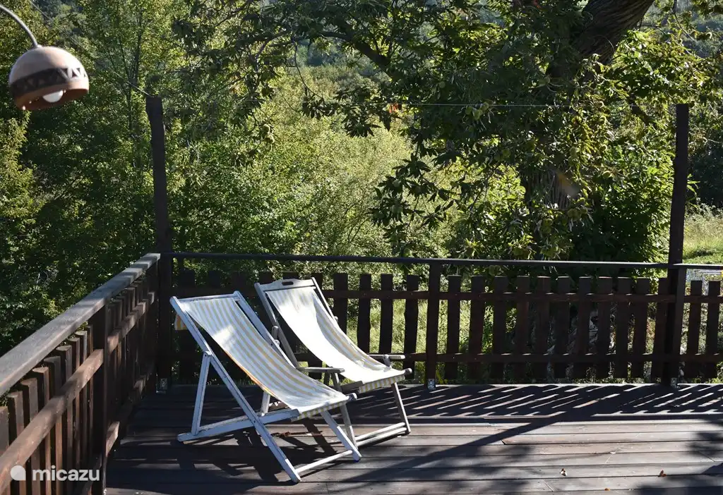 Het terras met ligstoelen
