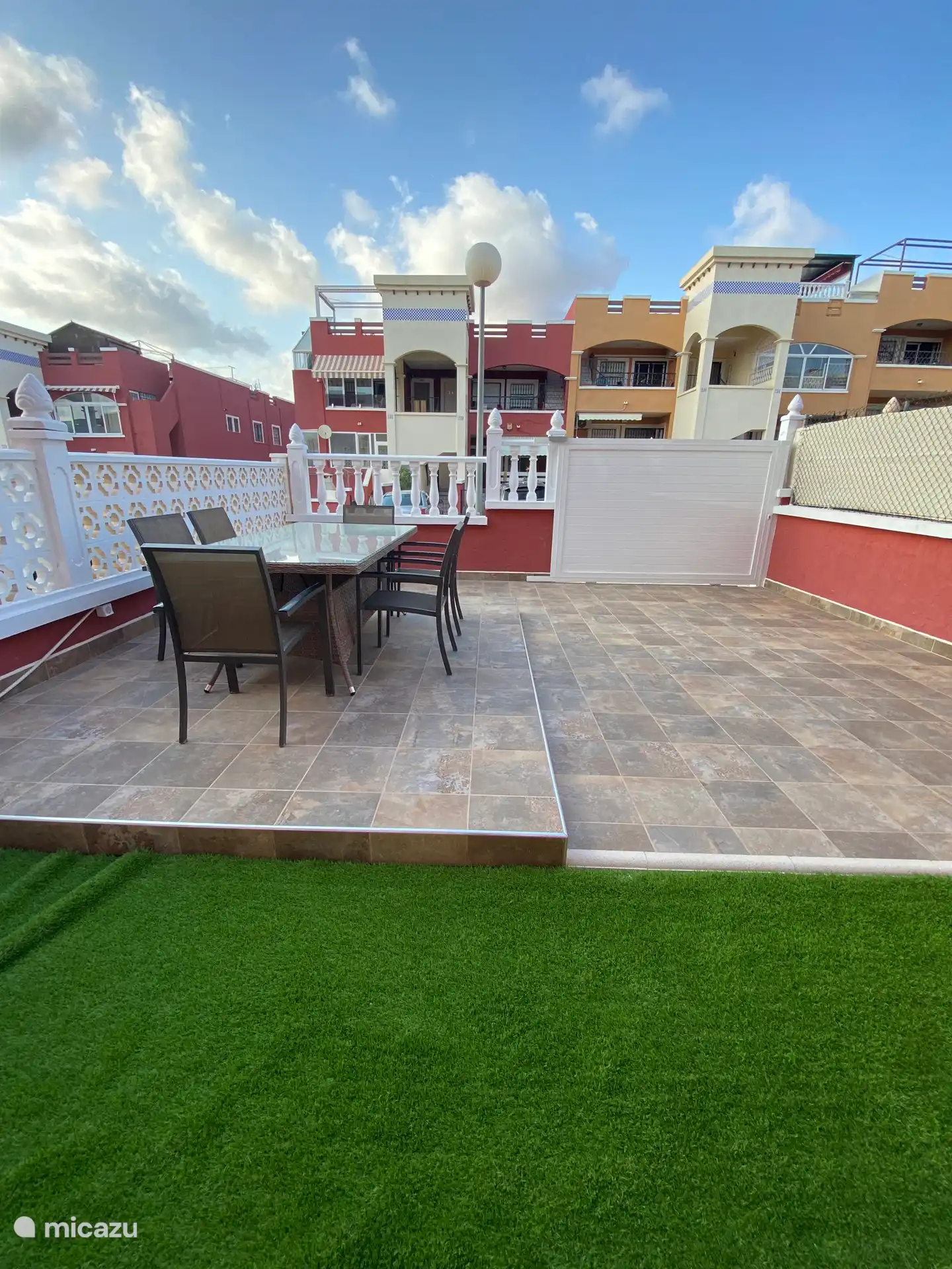 Jardín trasero con entrada de estacionamiento 