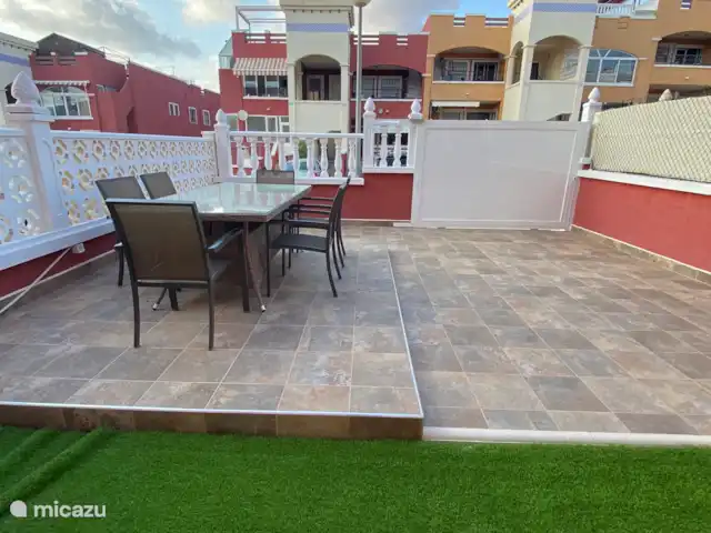 appartement huren in Spanje, Costa Blanca, Torrevieja – Casa Batala Back garden with parking entrance