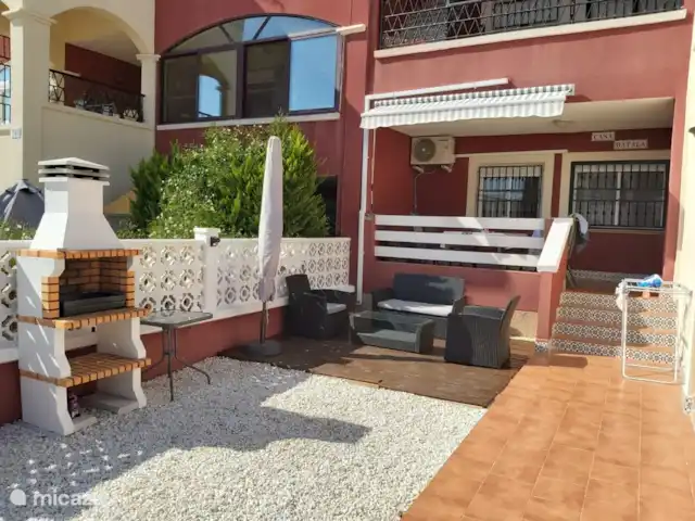 appartement huren in Spanje, Costa Blanca, Torrevieja – Casa Batala Voortuin met BBQ