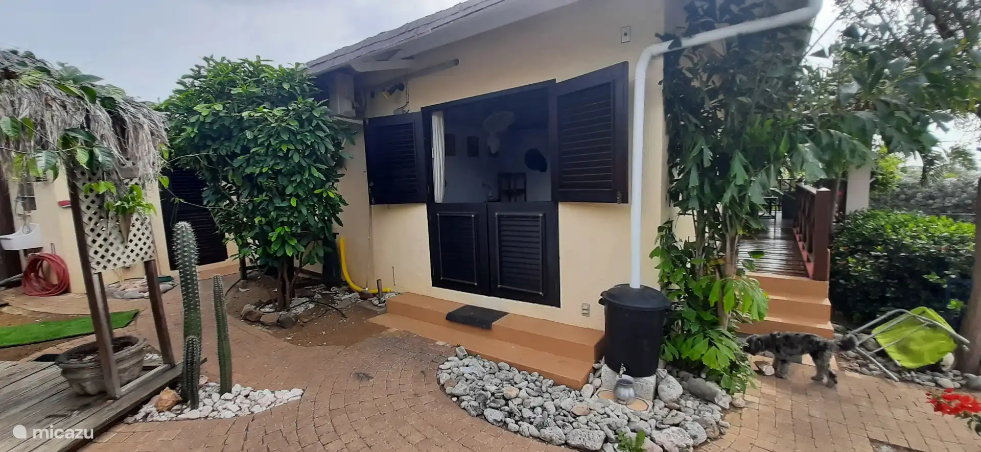 De dubbele deuren van de tweede slaapkamer zijn deelbaar te openen en vast te zetten.