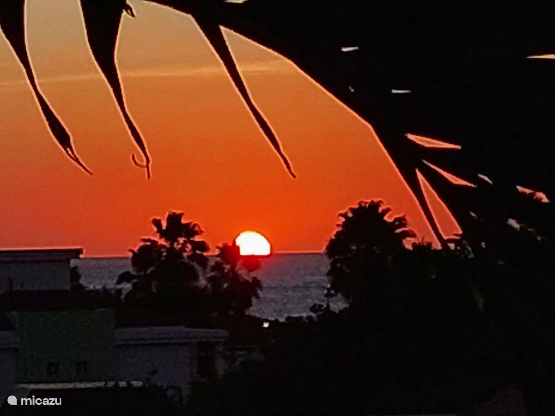 Vanaf de veranda, met een zelf gemaakte cocktail in de hand, de zon in de zee zien zakken! Wat wil een mens nog meer?