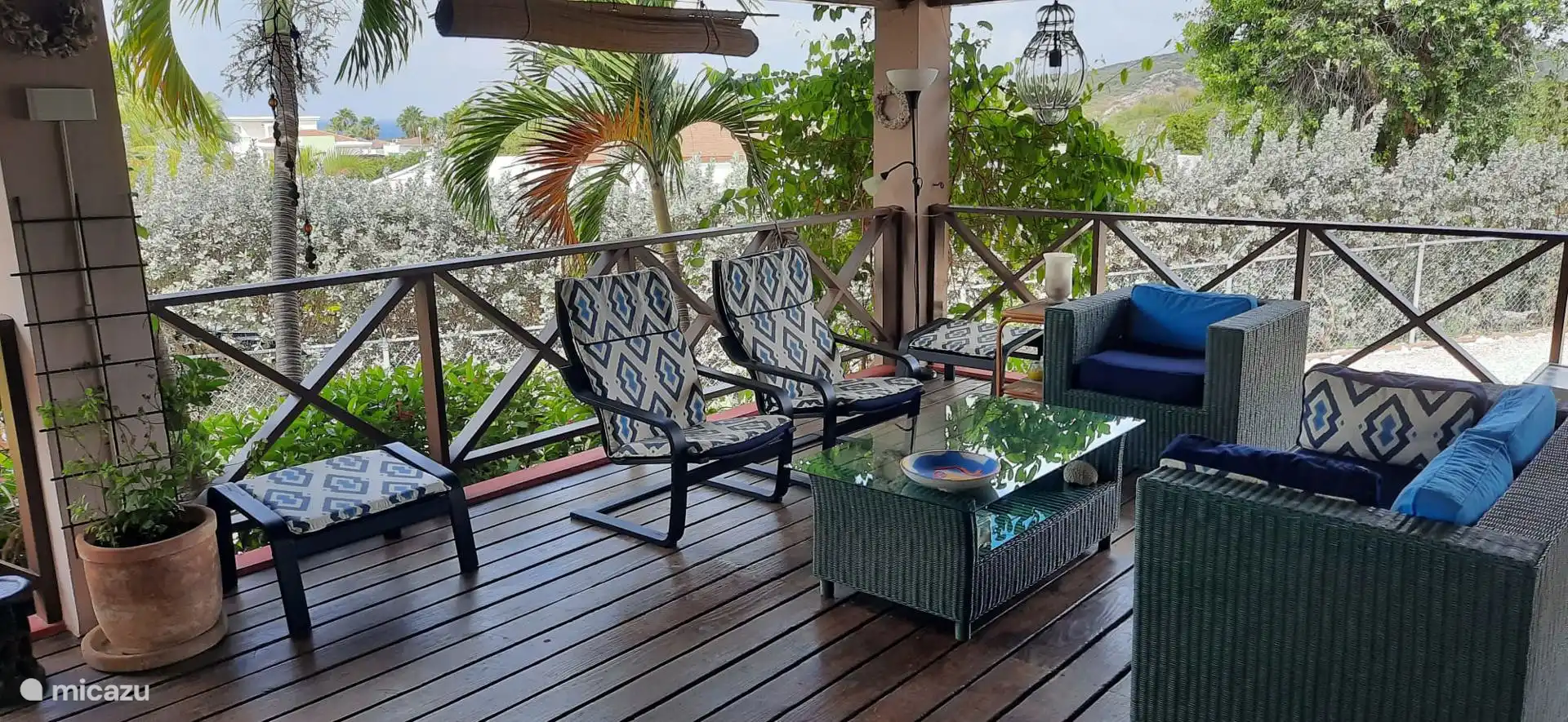 Op de porch is het zowel overdag als s'avonds goed toeven in de lounge hoek.  