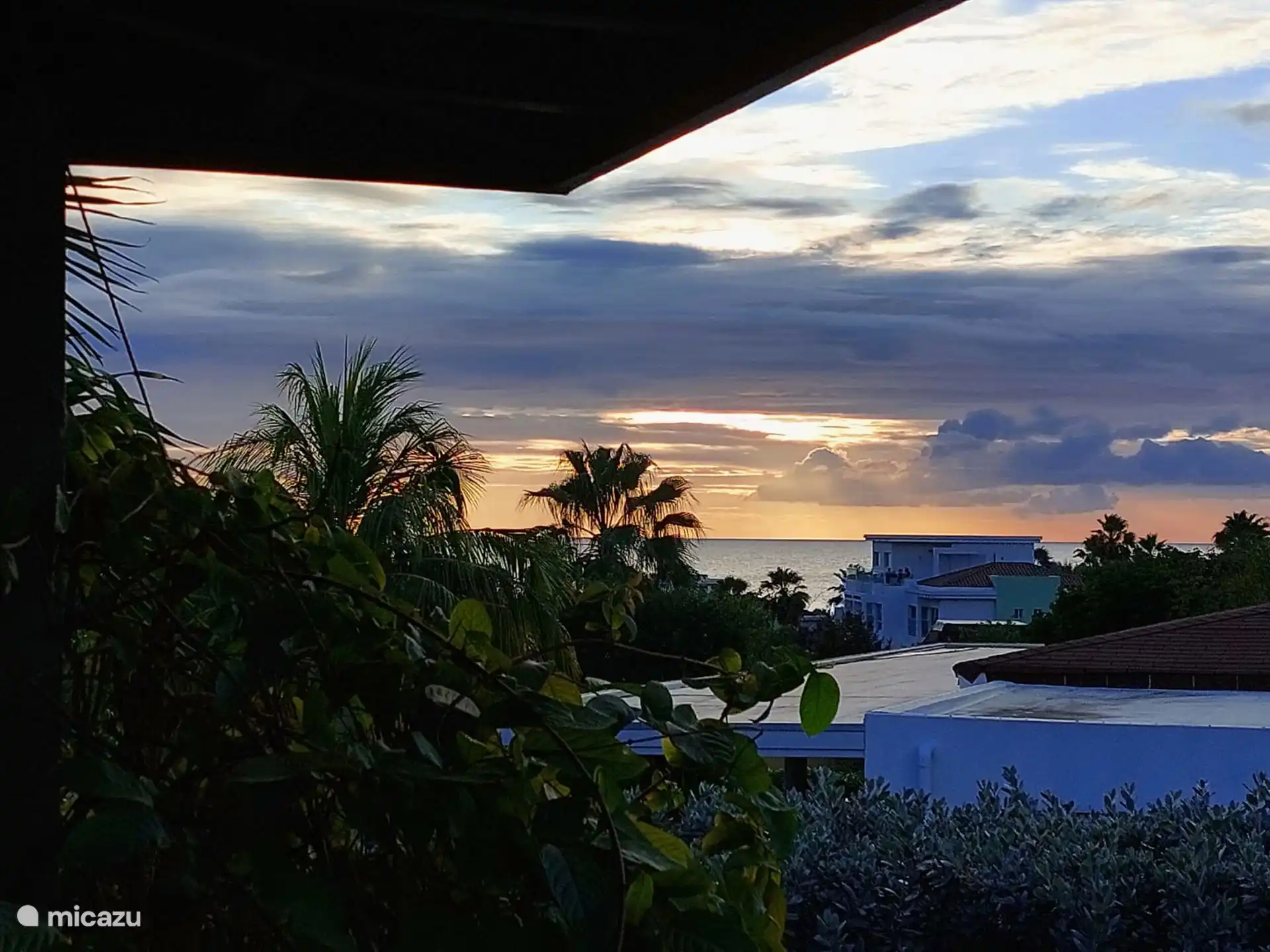 Iedere avond is het weer genieten om vanaf de veranda de zon in de zee te zien zakken.