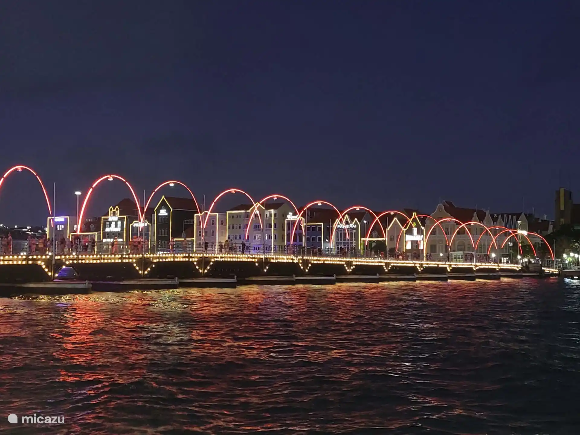 De Pontjesbrug die Willemstad, is officieel de Koningin Emmabrug, een iconische drijvende houten draaibrug over de Sint Annabaai die de wijken Punda en Otrobanda verbindt.