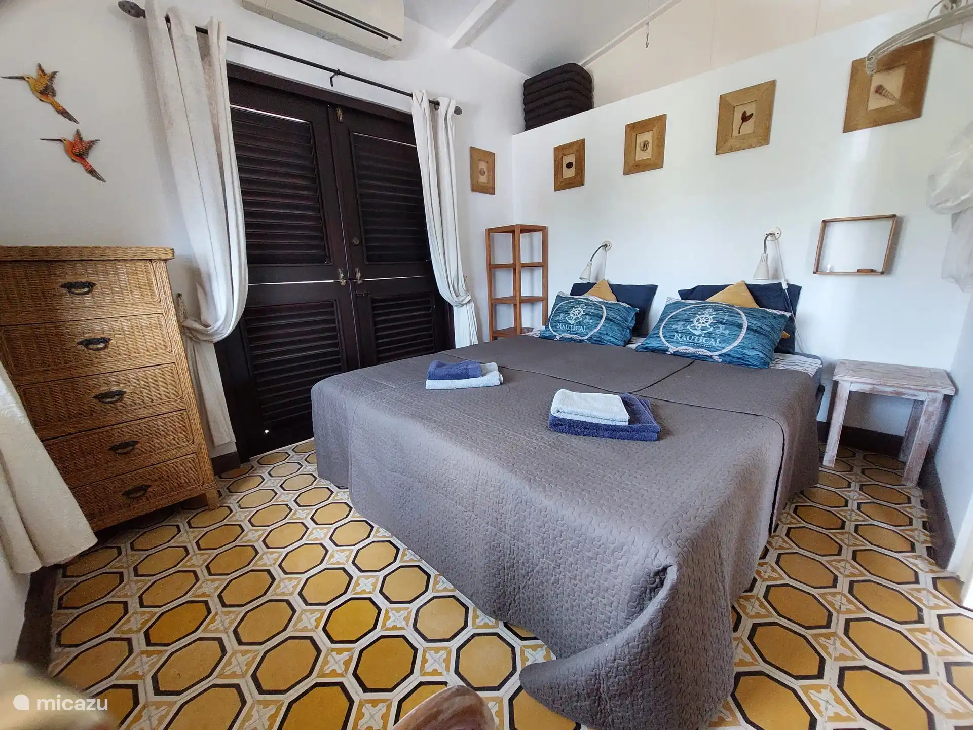 in de tweede slaapkamer bevinden zich twee comfortabele bedden van 2.2 mtr lengte elk. Deze zijn samen te voegen tot een twee persoonsbed. 