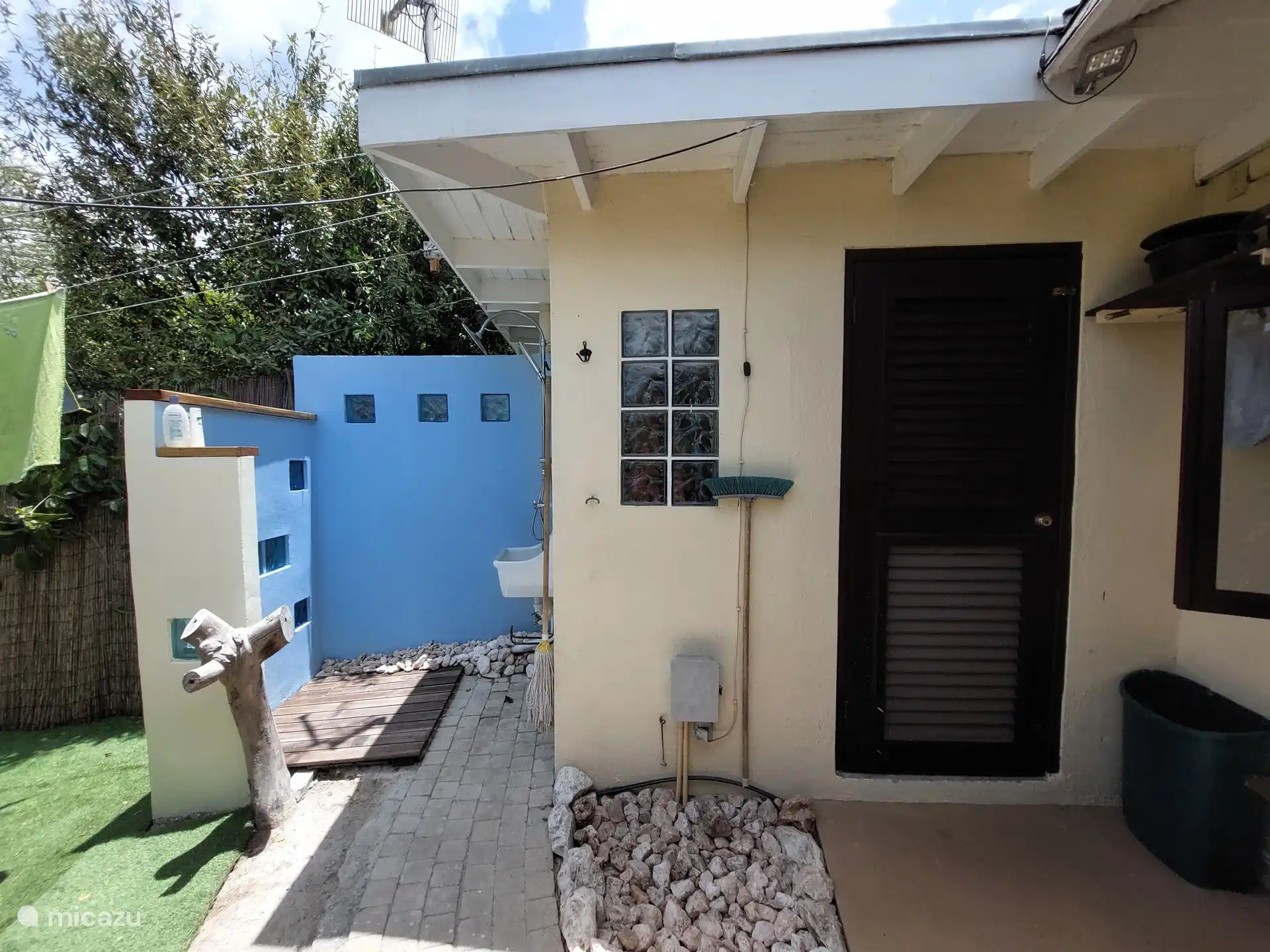 Eenmaal buiten onder de sterren  gedoucht en je wil nooit meer anders