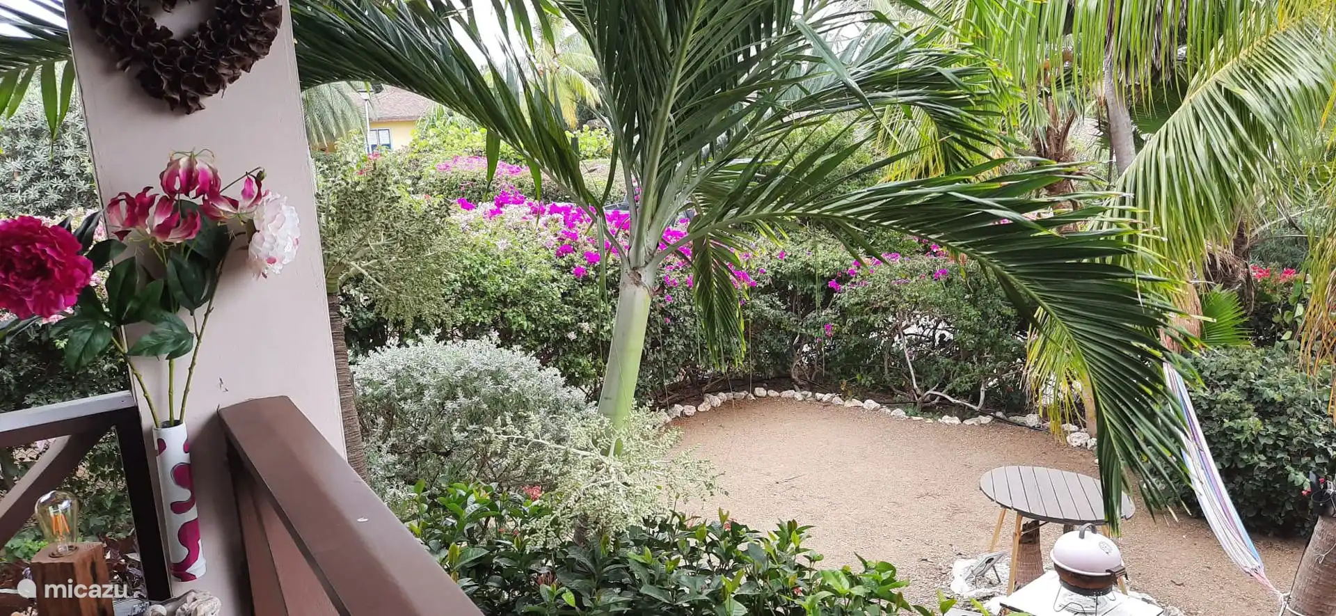 In de voortuin, die vanaf de porch met een trap te bereiken is, staat de BBQ.