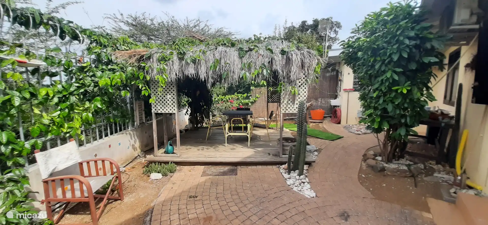 Het prieeltje achter het huis biedt vele mogelijkheden, te denken aan  een rustige yoga en/of meditatie sessie, of een fijne knutsel/schilder/schrijf plek.