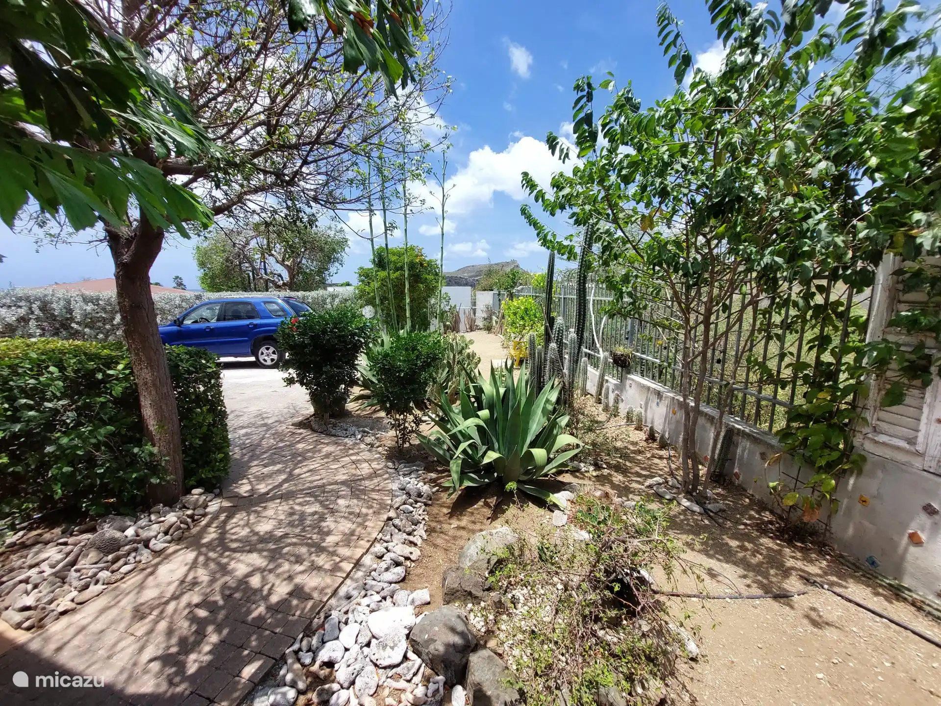 De auto kan zowel op eigen terrein als voor het hek worden geparkeerd.