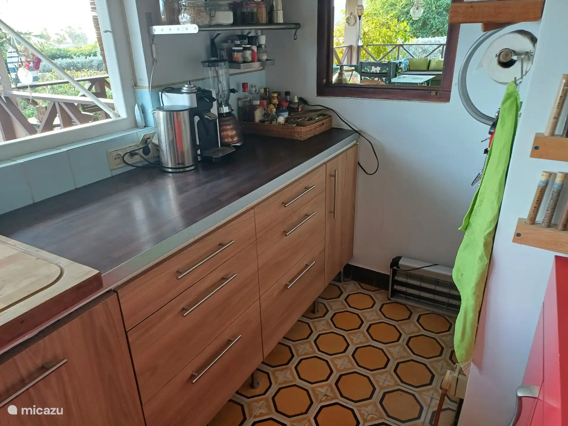 Naast verschillende kruiden is er ook een; waterkoker, blender, broodrooster, tosti ijzer, Senseo koffiezetmachine, percolator en een French Press. Alles om het u zo comfortabel mogelijk te maken