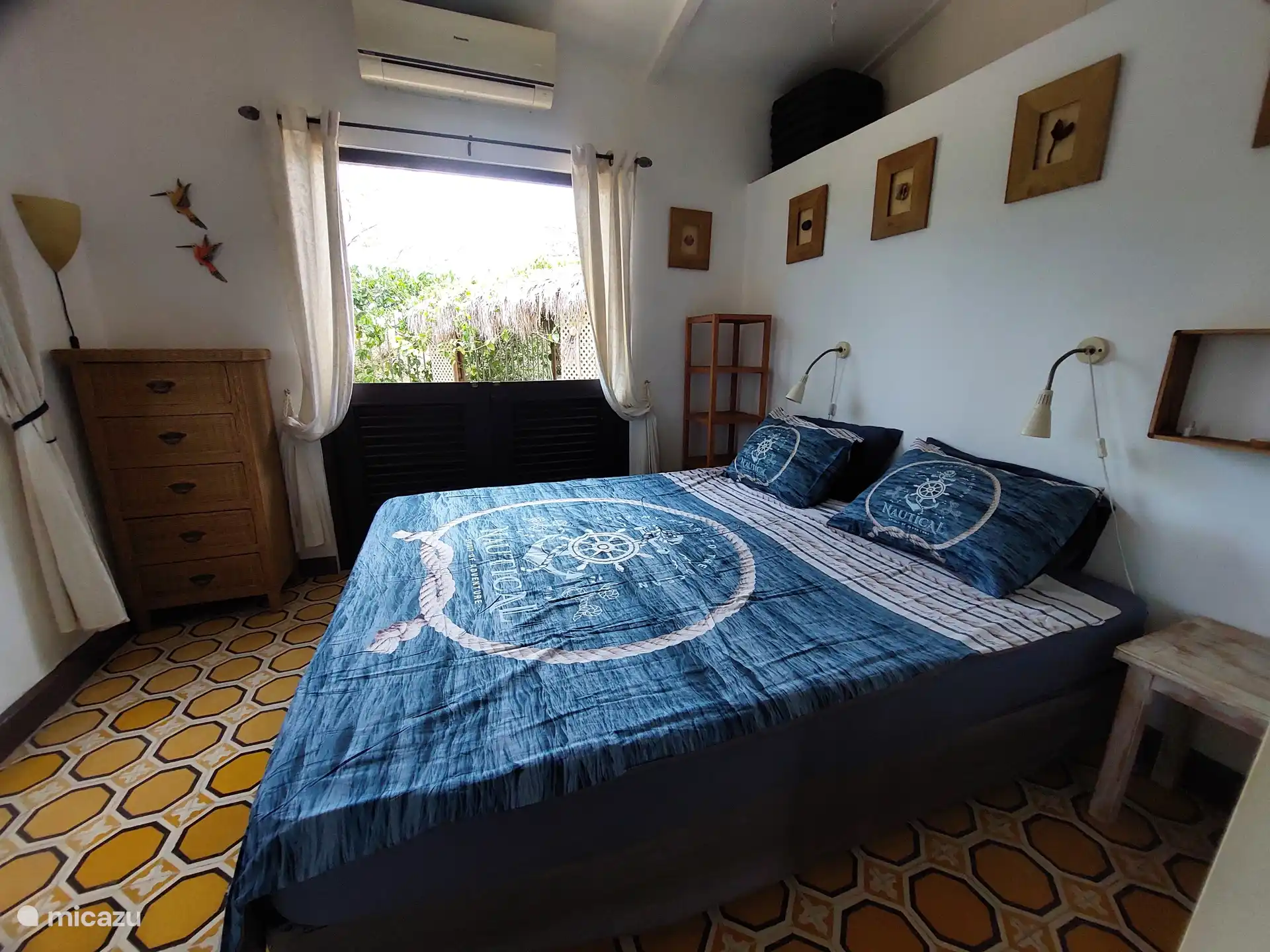 Er is hier ook een optie tot 2 één persoonsbedden mogelijk. Ook hier is een airconditioner en een plafondventilator samen met twee eenpersoons klamboes aanwezig.