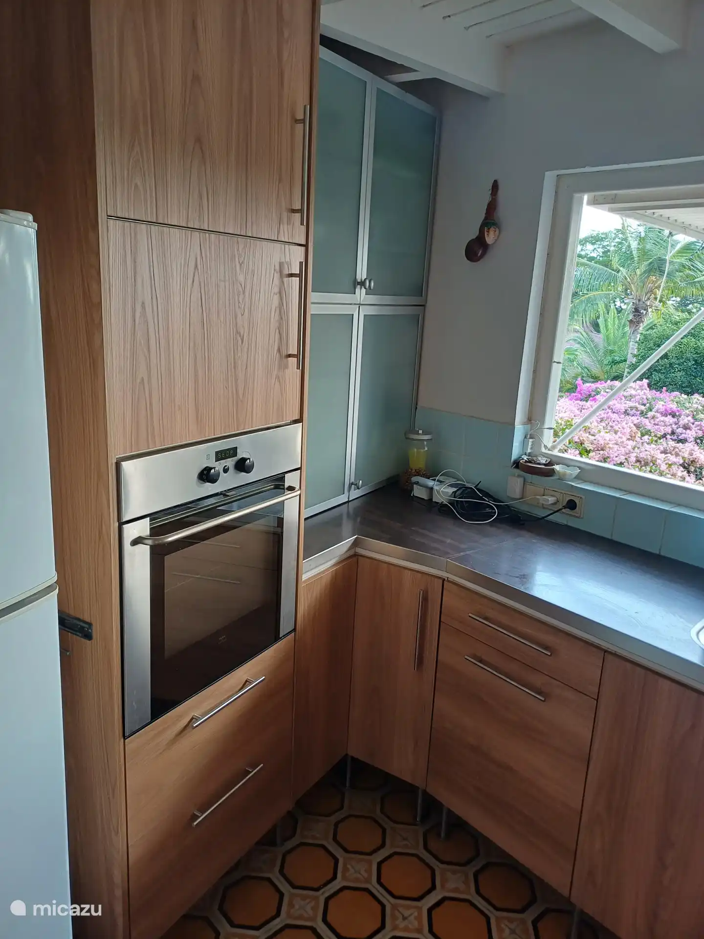 De goed geoutilleerde keuken is  van alle gemakken voorzien. Te denken aan; magnetron, oven, koelkast met groot vriesvak, vaatwasser en keramische kookplaat.