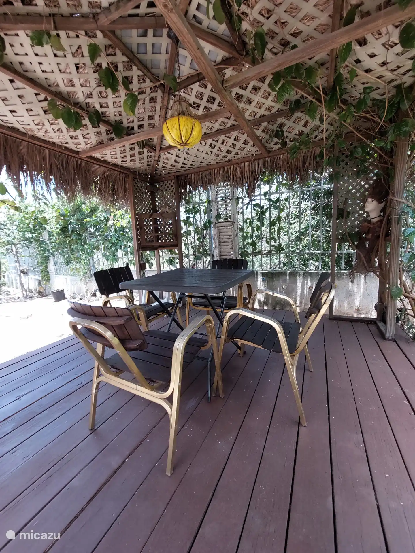 Ons prieeltje leent zich natuurlijk ook voor een knus dineetje voor twee of een spelletje kaart onder het genot van een koud biertje of een lekker glaasje wijn,