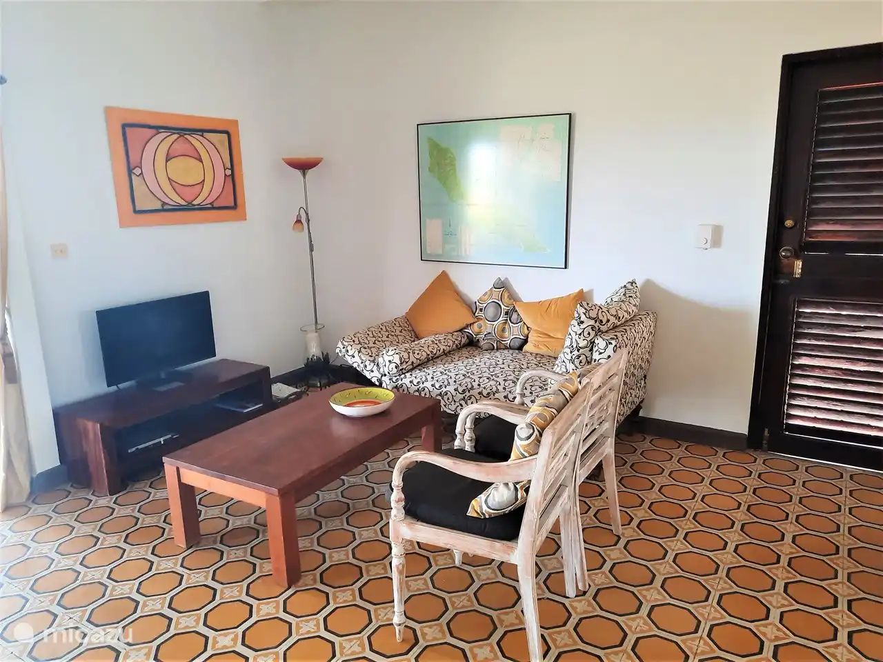 In de zithoek kunt u rustig televisie kijken. Naast vele internationale zenders vindt u ook alle Nederlandse zenders. Helaas staan ze nog niet op foto maar ook hier staan nu twee comfortabele stoelen.