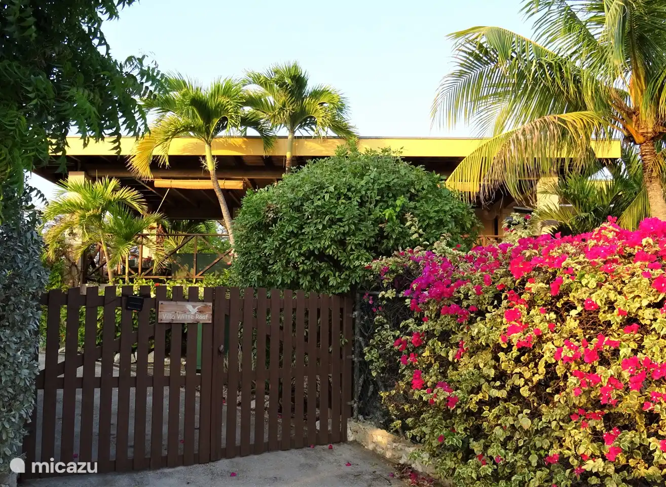 Villa Witte Raaf, gelegen op een prachtige rustige plek, hoog in het goed beveiligde, bloemrijke Piscadera Bay Resort, geniet optimale privacy dankzij haar omheinde schitterende tropische tuin.