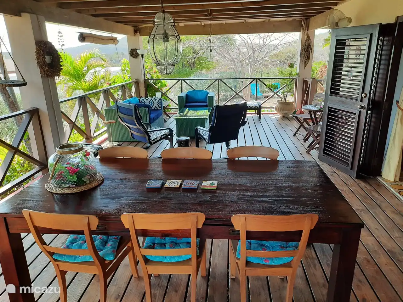 Hier kunt u, ten volle ervaren, hoe het leven op de Antillen zich grotendeels buiten in de schaduw afspeelt. Via het doorgeef luik vanuit de keuken staat het eten zo op tafel.