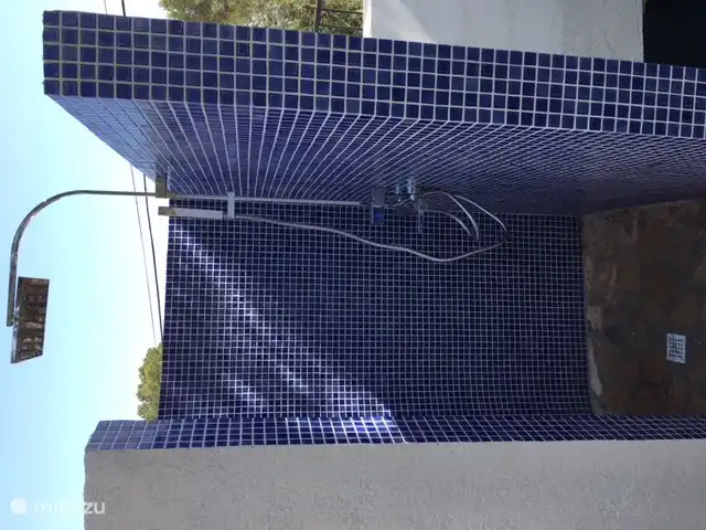 Buitendouche met stortdouche