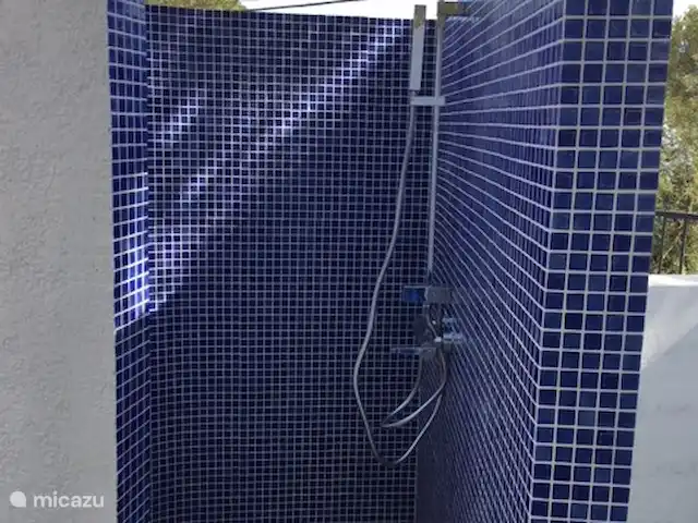 El Xoriguer en España, Costa Blanca, Altea - villa Ducha exterior con ducha de lluvia