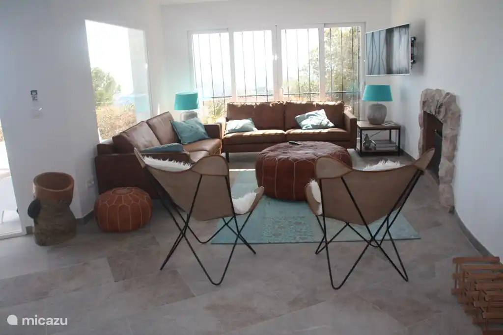 Zitkamer met open haard en TV