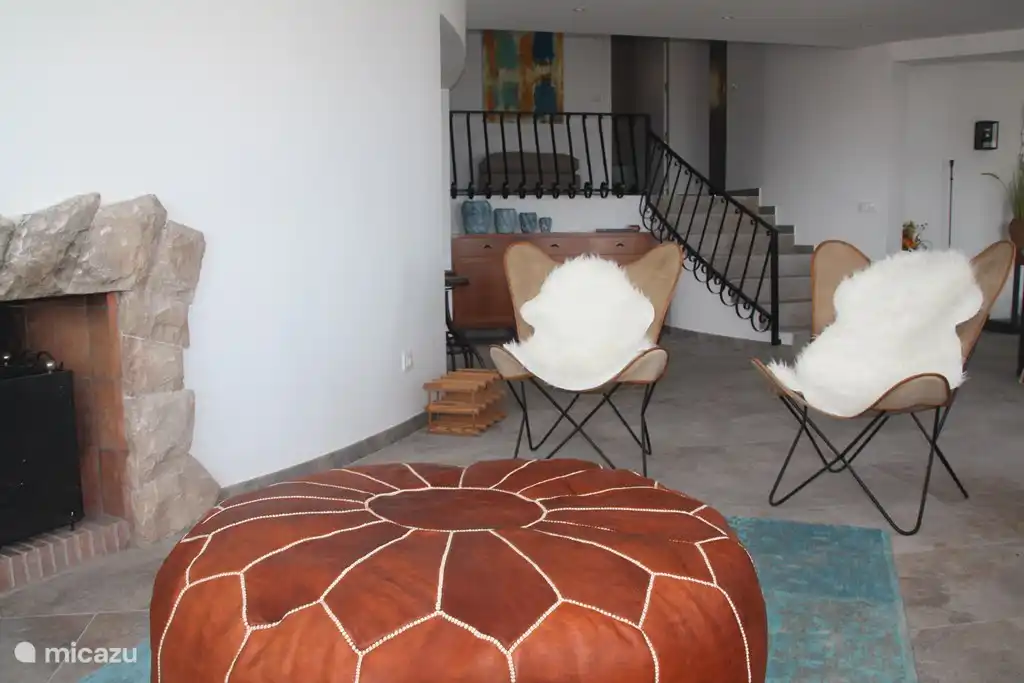 Zitkamer van de andere kant gezien met trap naar boven