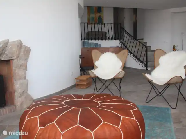 El Xoriguer en España, Costa Blanca, Altea - villa Sala de estar vista desde el otro lado con escaleras a la cima