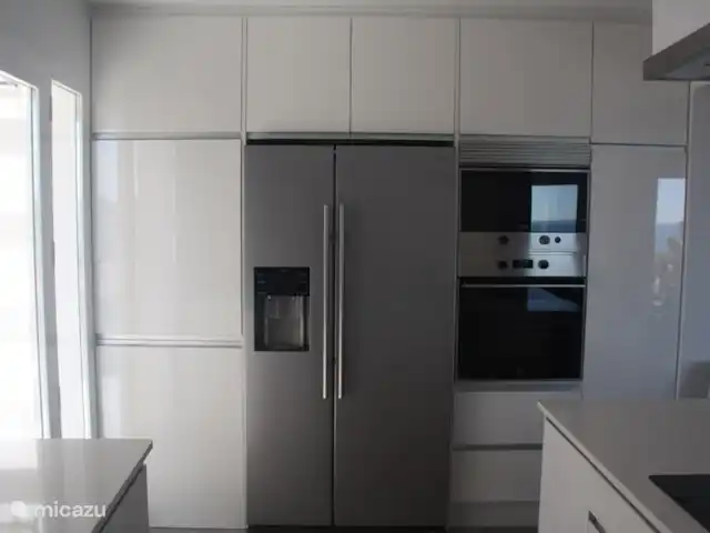 El Xoriguer en España, Costa Blanca, Altea - villa cocina con nevera americana con fabricador de cubitos de hielo, agua recién purificada, horno, microondas, placa de inducción, lavadora, secadora y lavavajillas