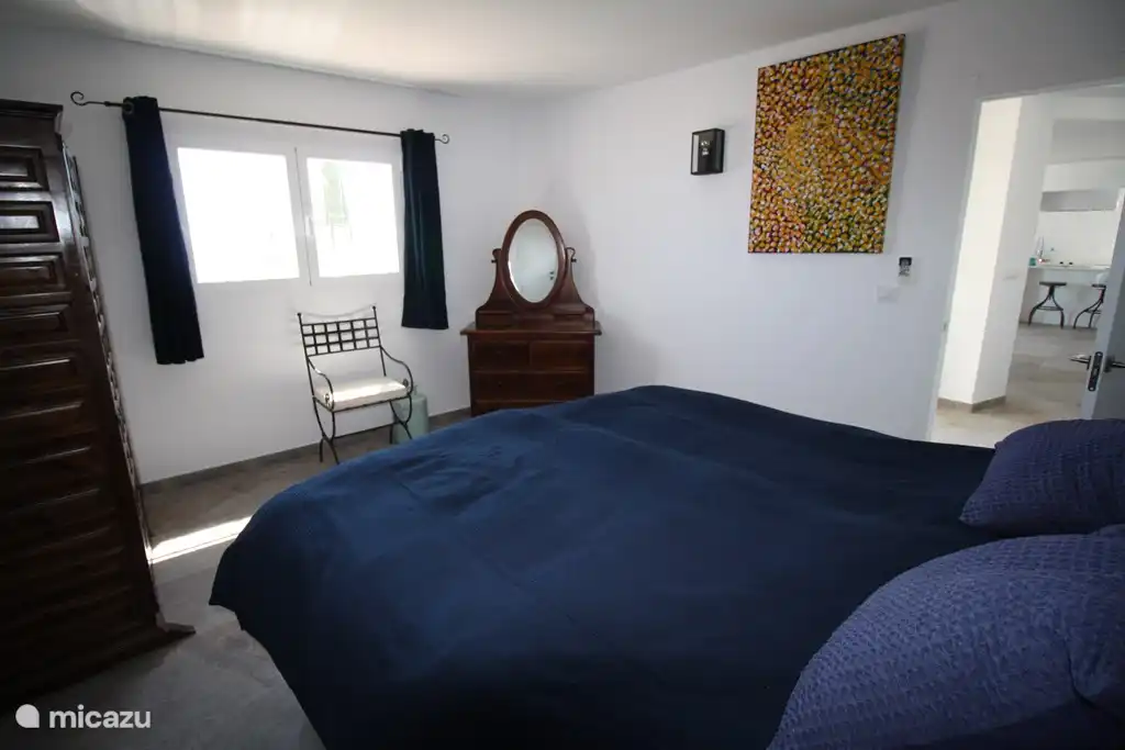 Slaapkamer beneden met privé badkamer en uitzicht op zee