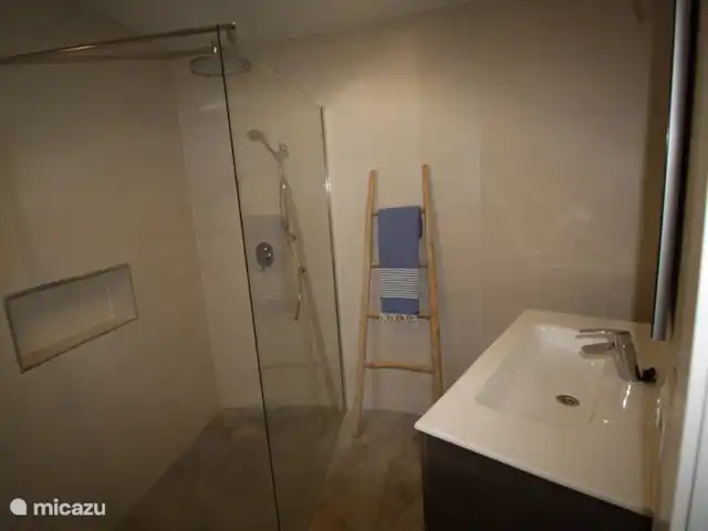 El Xoriguer en España, Costa Blanca, Altea - villa baño adyacente al dormitorio principal, con ducha a ras de suelo, ducha de lluvia y ducha de mano separada, inodoro y muebles de baño. secador de pelo disponible