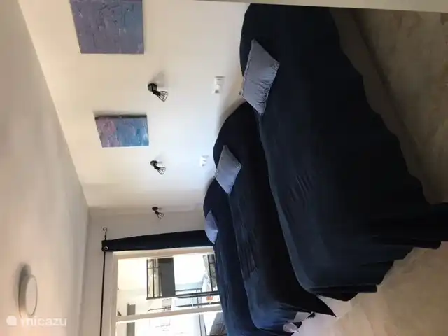 Kinderslaapkamer met drie losse bedden (aan elkaar te schuiven) met achter de wand nog een kinderkamer met een bed en een stapelbed. Alle bedden voorzien van leeslamp en elektra. 