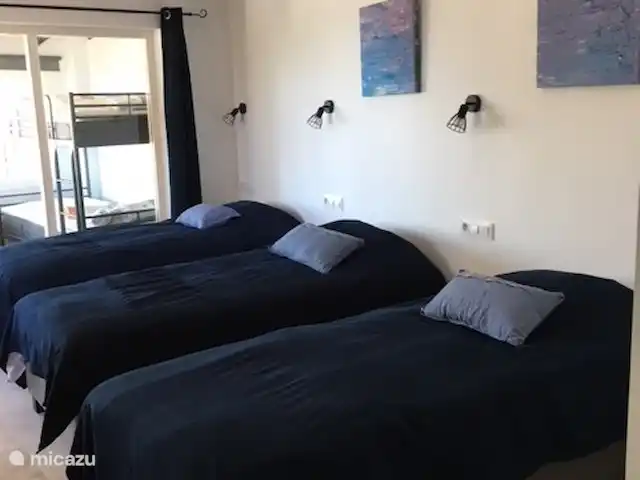 El Xoriguer en España, Costa Blanca, Altea - villa Dormitorio infantil con tres camas individuales (se pueden juntar) con otro dormitorio infantil detrás de la pared con una cama y una litera. Todas las camas con lámpara de lectura y electricidad.