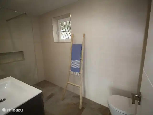 El Xoriguer en España, Costa Blanca, Altea - villa baño arriba con ducha de lluvia, ducha de mano y WC