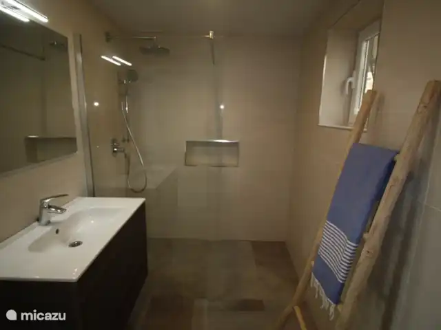 El Xoriguer en España, Costa Blanca, Altea - villa Ducha a ras de suelo con ducha de lluvia y ducha de mano separada