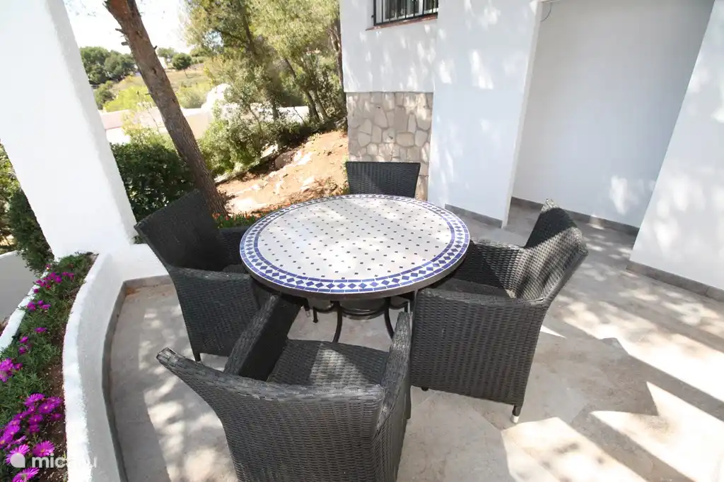 Ander zicht op terras bij keuken