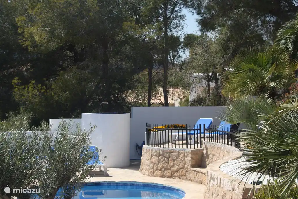 Zwembad met terrassen en veel groen