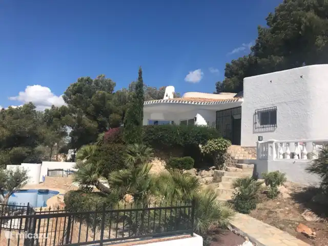 El Xoriguer en España, Costa Blanca, Altea - villa Vista desde el lado izquierdo de la entrada de la villa.