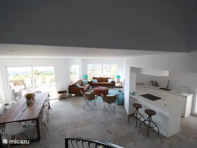 El Xoriguer en España, Costa Blanca, Altea - villa sala de estar vista desde el primer piso con una gran mesa de comedor con 10 sillas a la izquierda