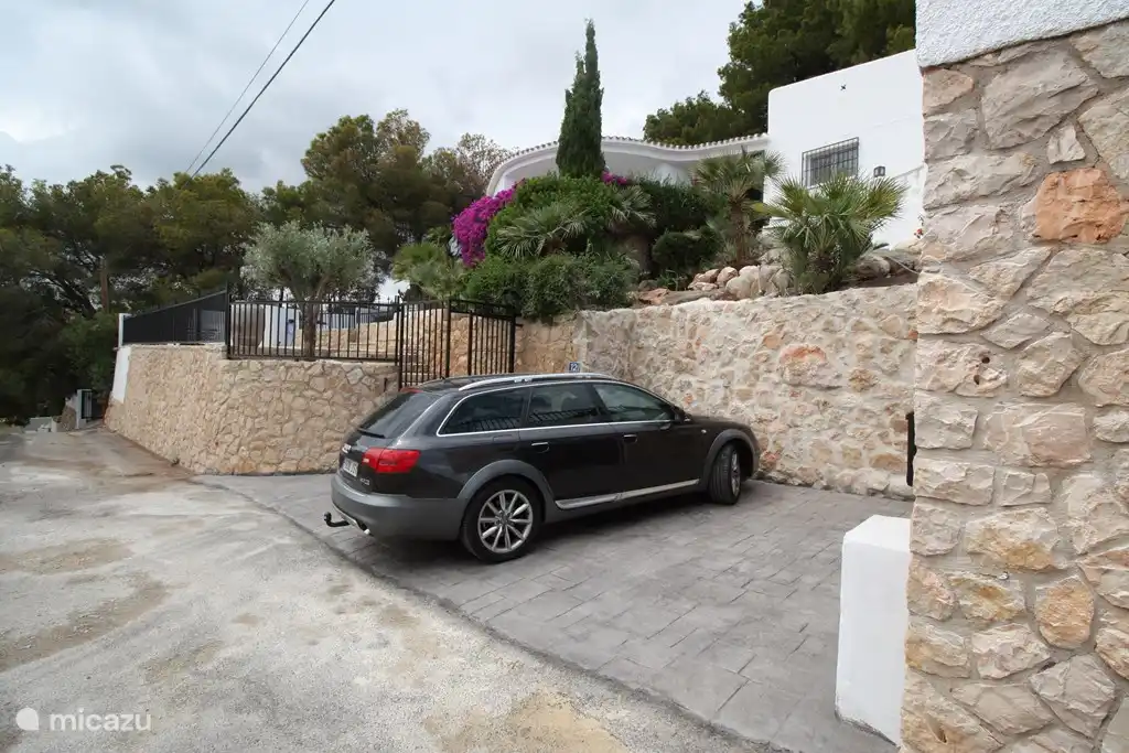 ruime privé parkeerplaats voor de deur