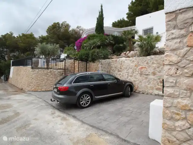 El Xoriguer en España, Costa Blanca, Altea - villa amplio estacionamiento privado frente a la puerta