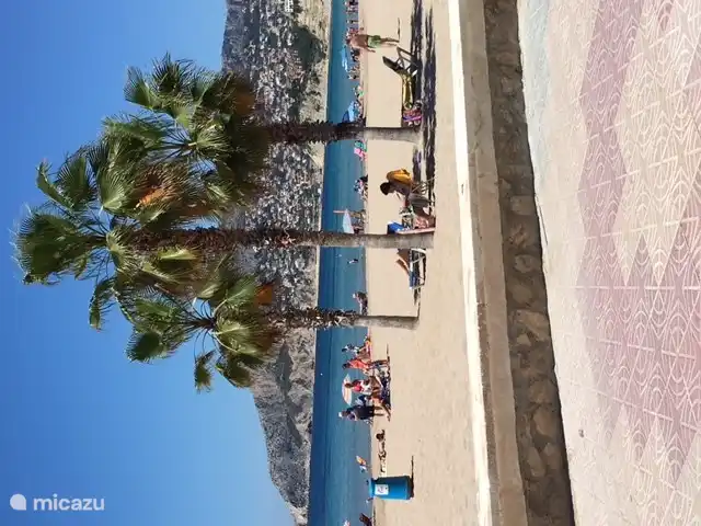 een van de prachtige zandstranden van Calpe op 10 minuten rijden
