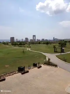 een van de vele mooie golfbanen in de buurt. Deze met zicht op de skyline van Benidorm